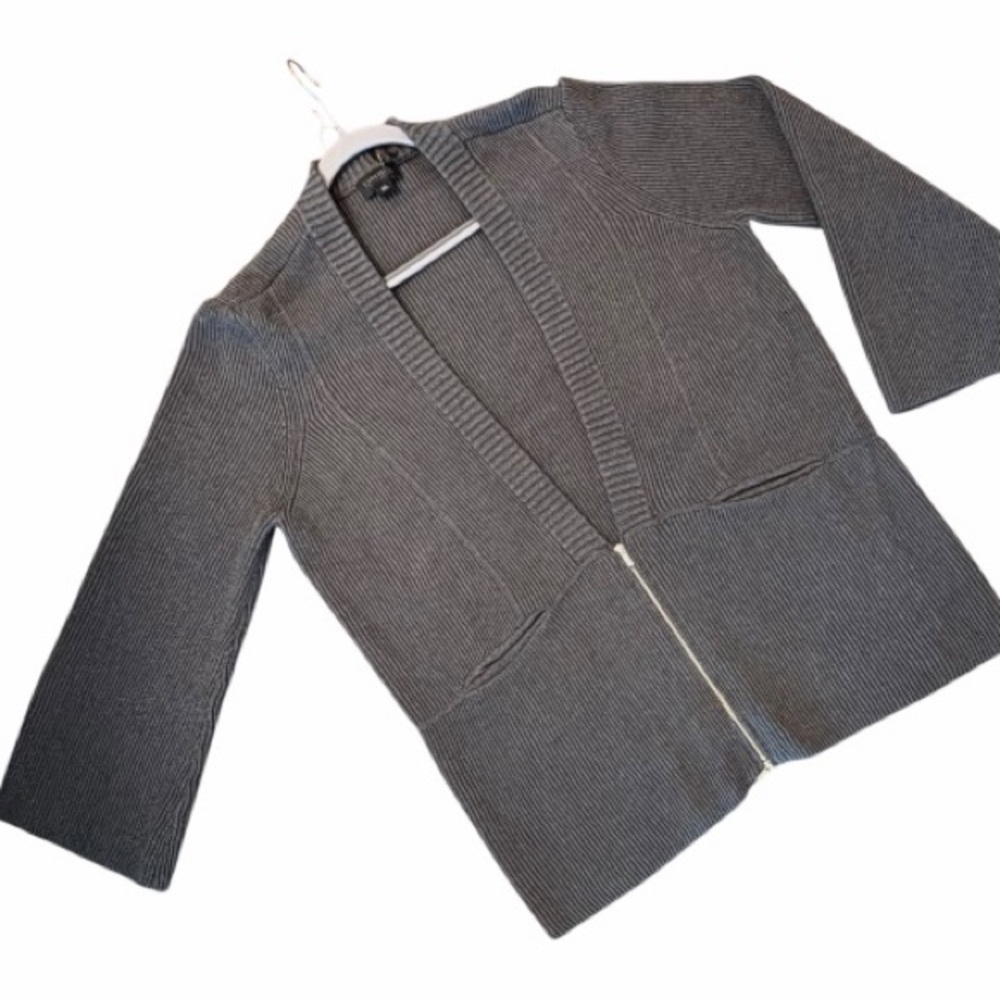 Carlisle Collection V-Neck - 1/2 Zip Gray Cardigan
Bell Sleeves NWT Size XLarge
